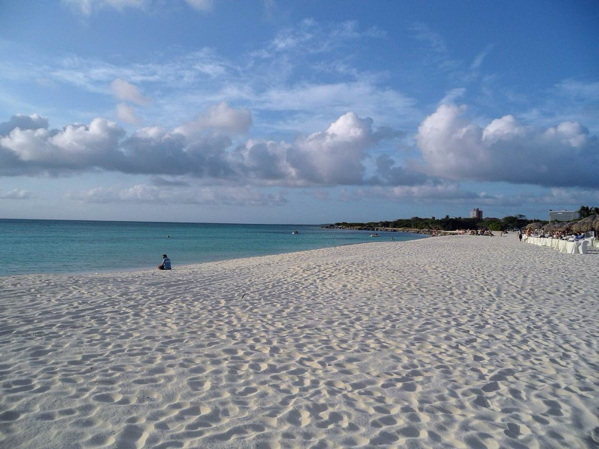 La arena ancha de Eagle Beach