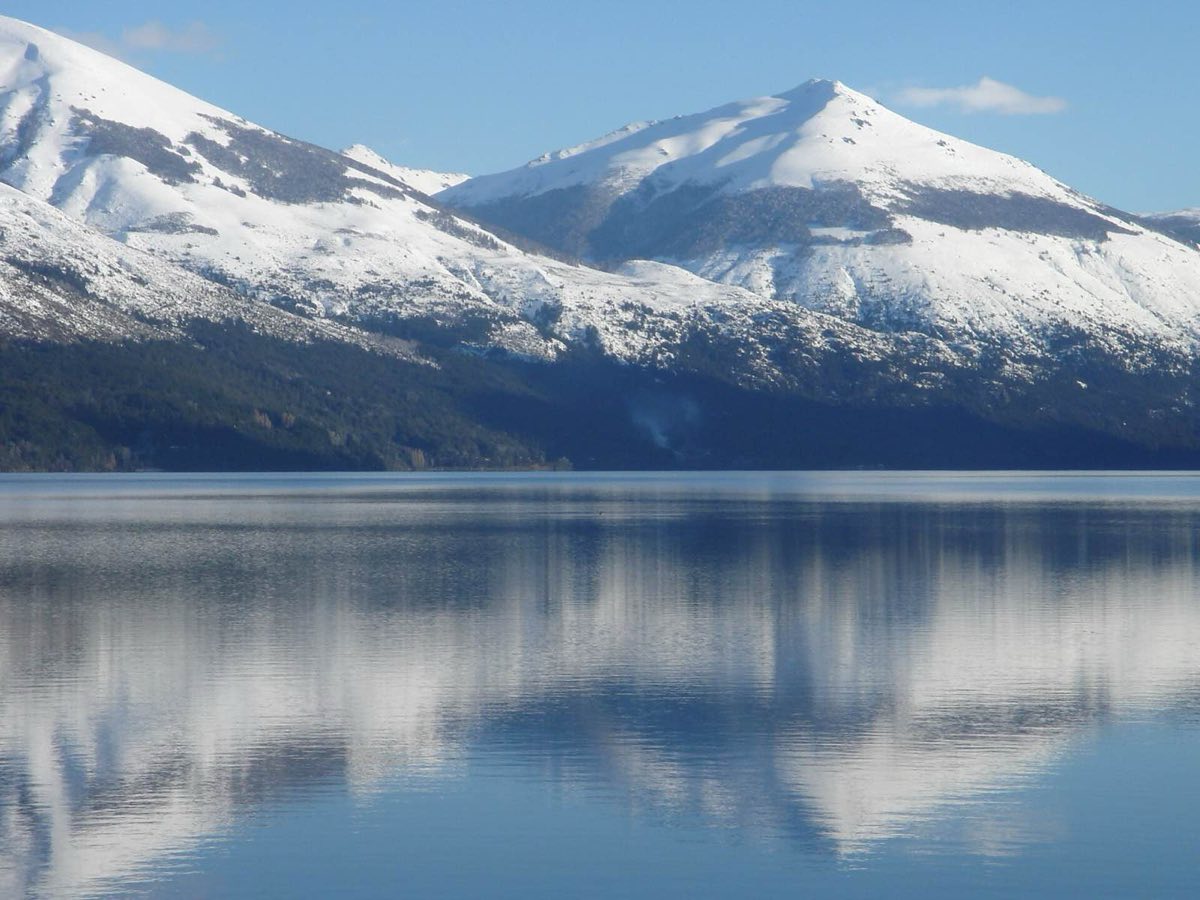 El lago Gutiérrez en calma