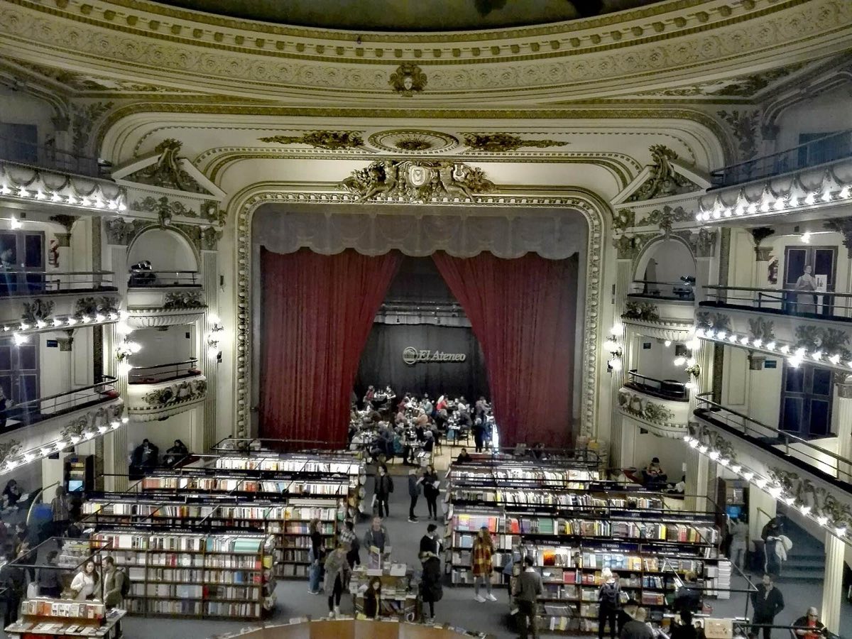 El escenario de El Ateneo