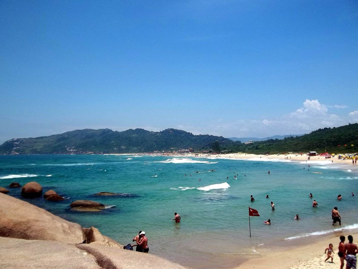 Praia Mole entre morros