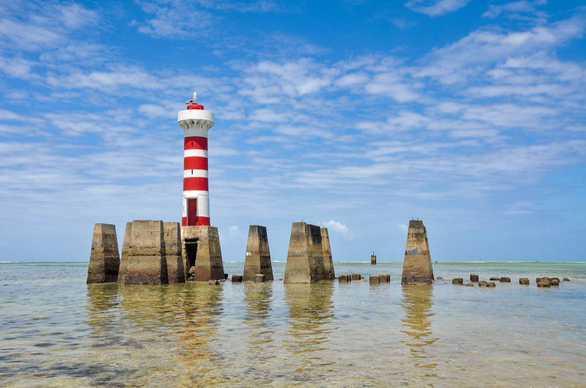 El faro de Ponta Verde, sobre el arrecife