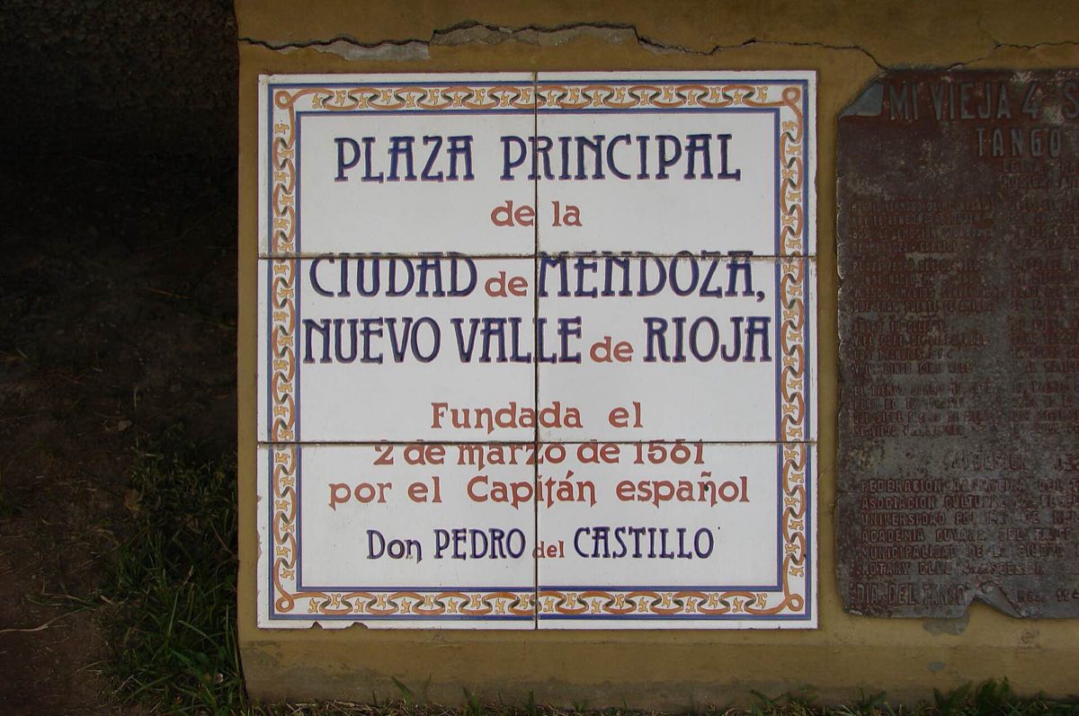 La placa de la plaza fundacional