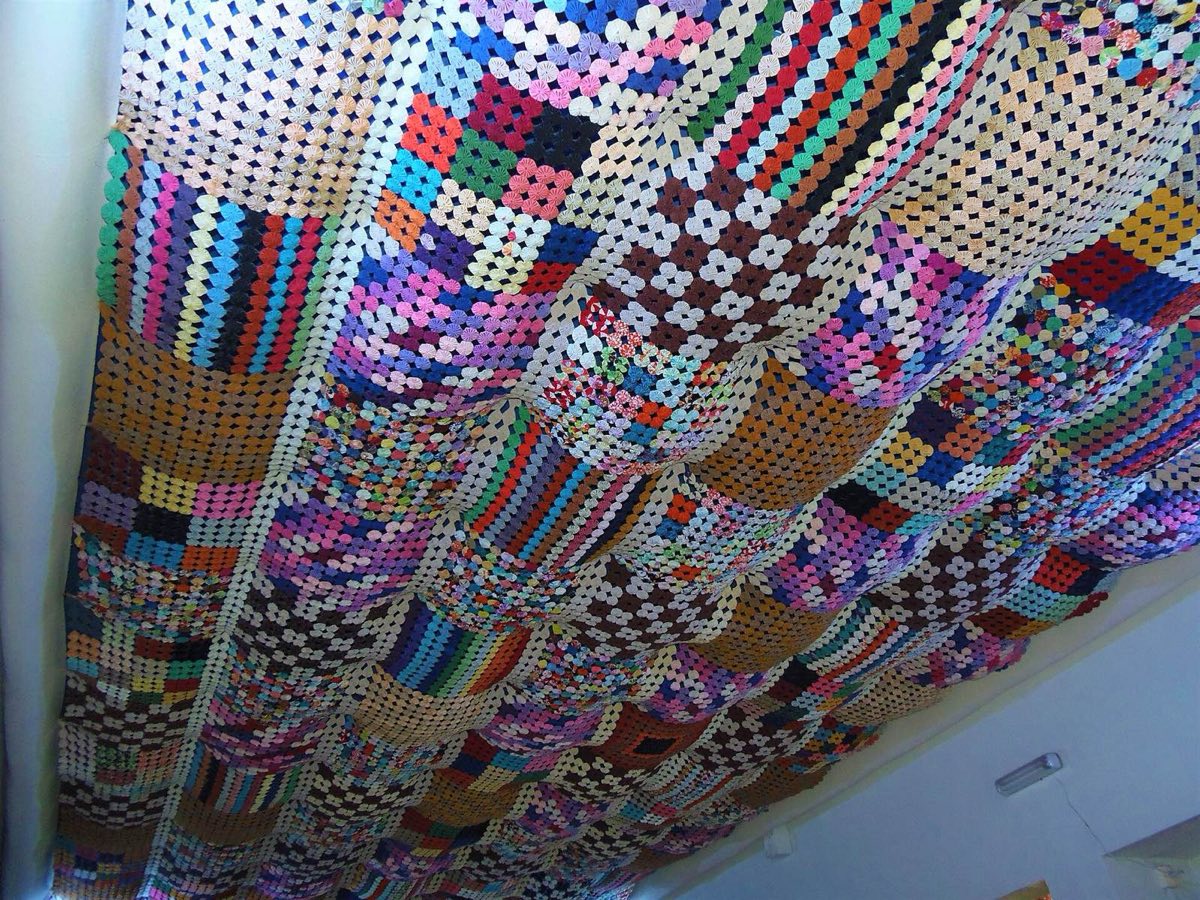 Fuxicos en el techo del Centro de Turismo