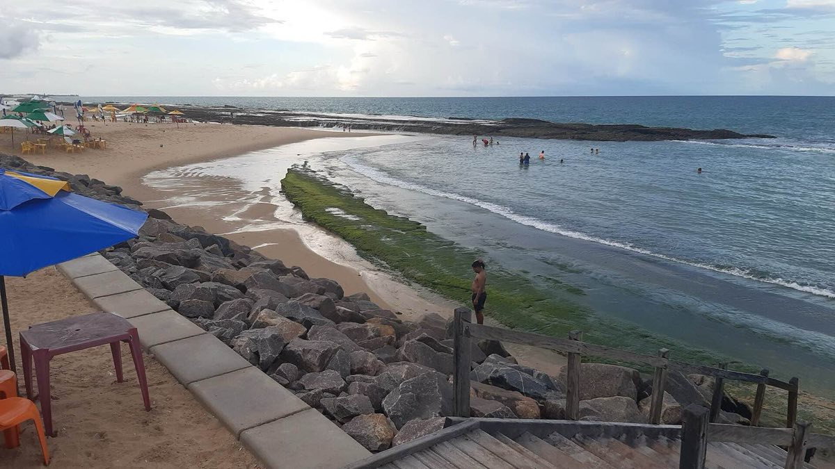 La orla de la Praia do Meio