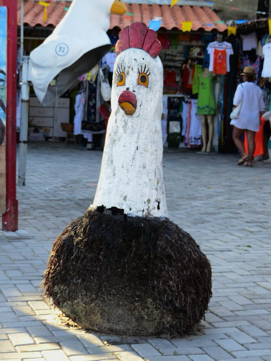 Una gallina tallada, en la vila