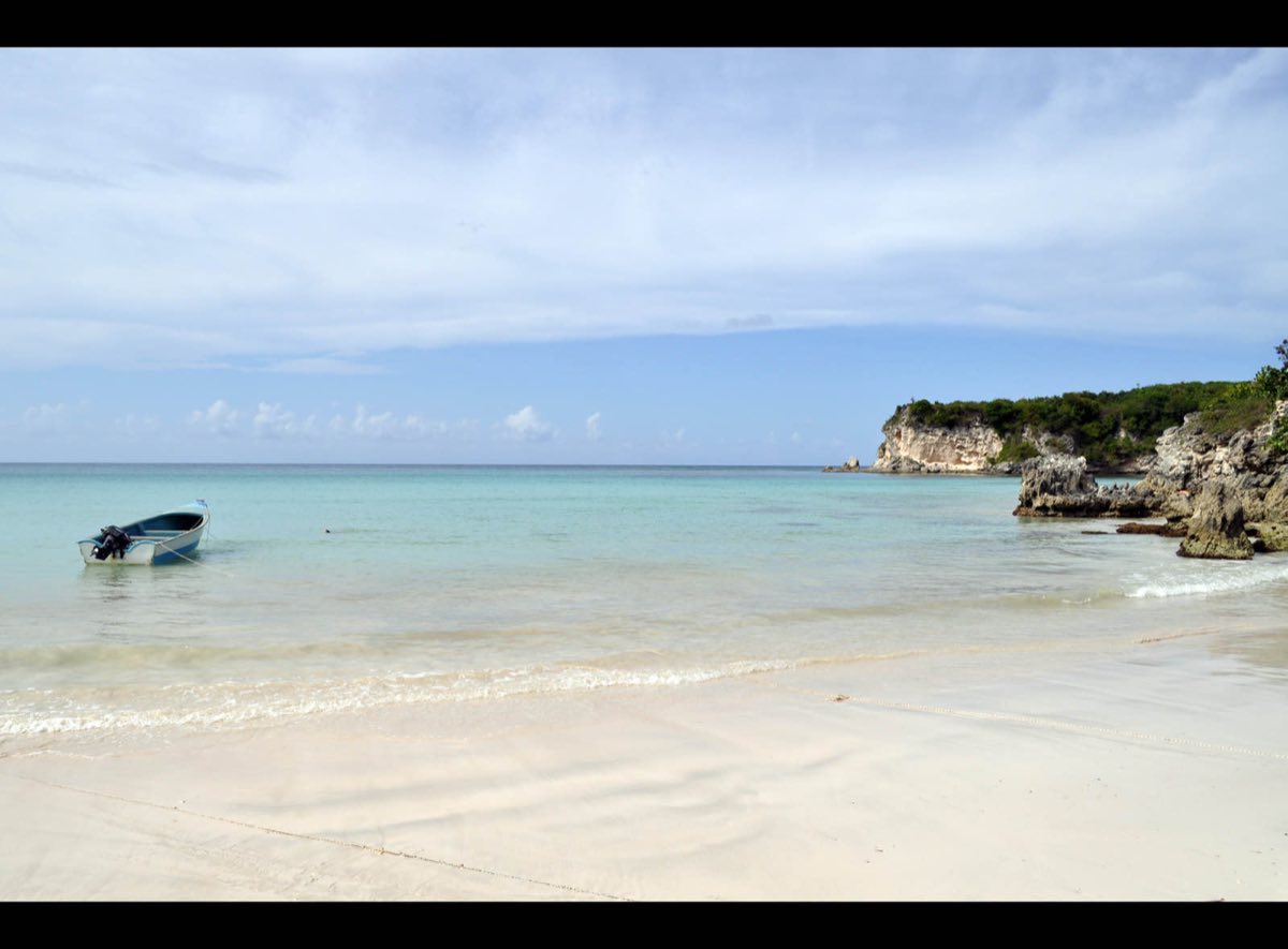 Playa Macao, entre acantilados
