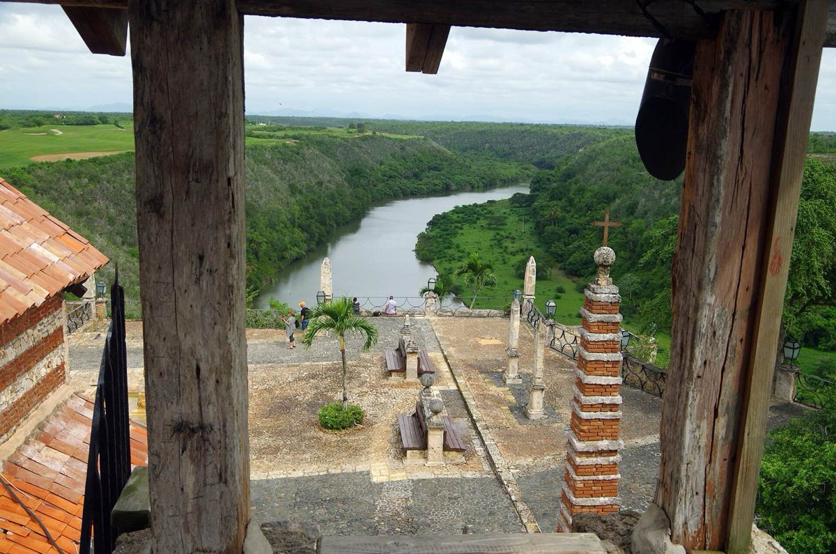 El río Chavón desde el pueblo