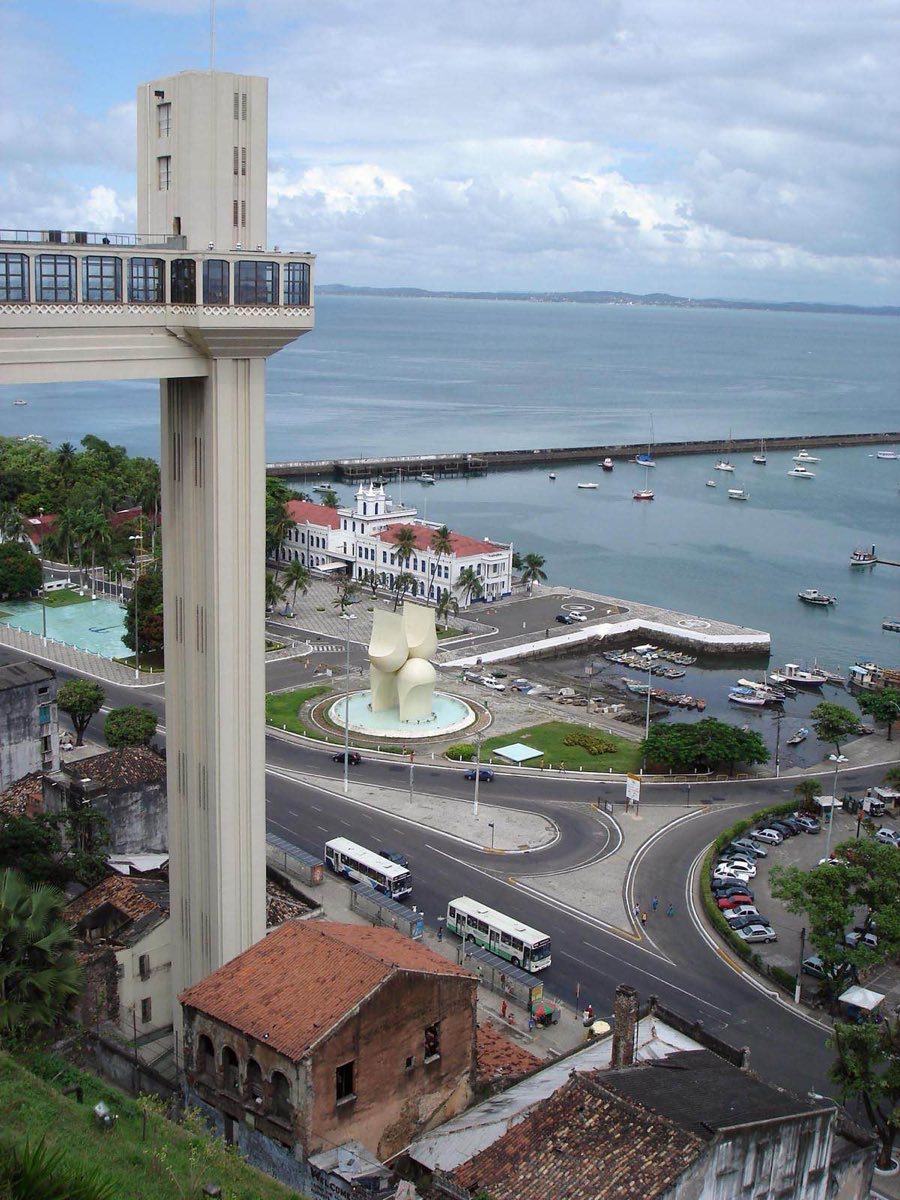 El Elevador Lacerda sobre la bahía