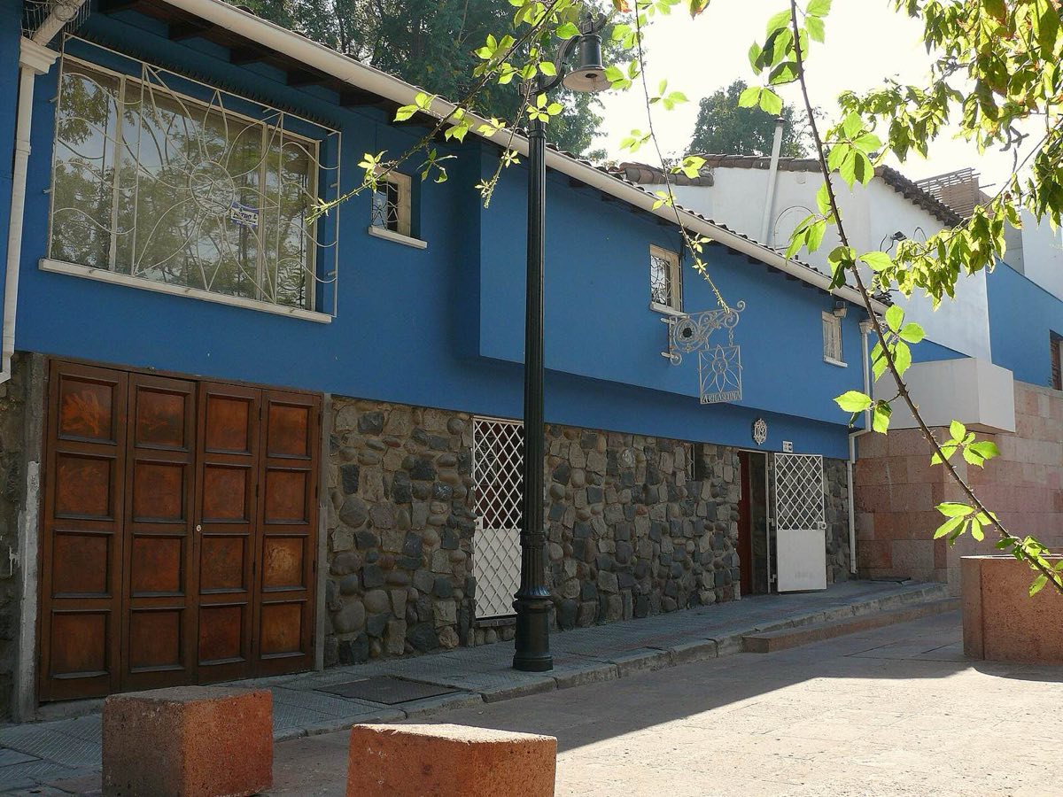La fachada azul de La Chascona