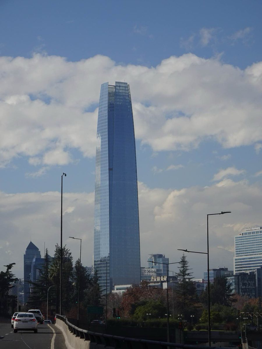La Gran Torre Santiago y la cordillera